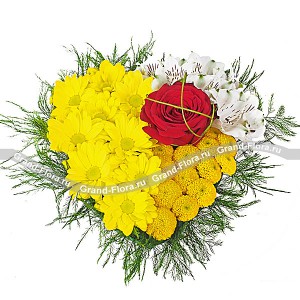 Красивая сердце из хризантемы и розы с добавлением альстромерии 